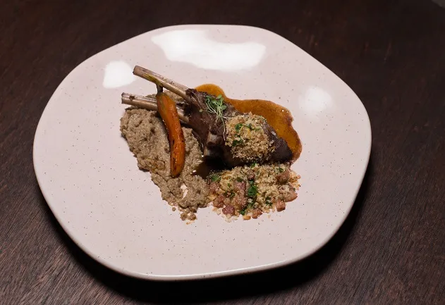 Carré de javali com purê de cogumelos, cenoura glaceada e farofa de bacon | Band Receitas