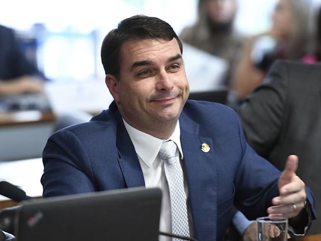 Flávio Bolsonaro afirma que mansão comprada por ele foi adquirida com recursos próprios