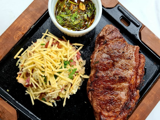 Bife de chorizo com chimichurri e arroz parrillero | Band Receitas