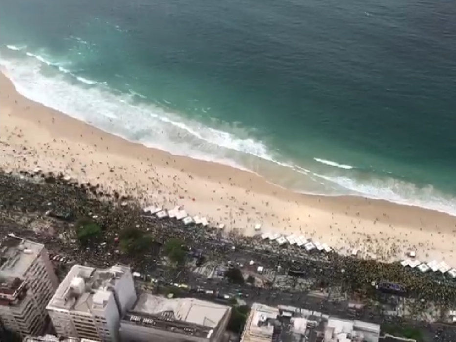 Rio tem ato pró-Bolsonaro em Copacabana e protesto contra no centro