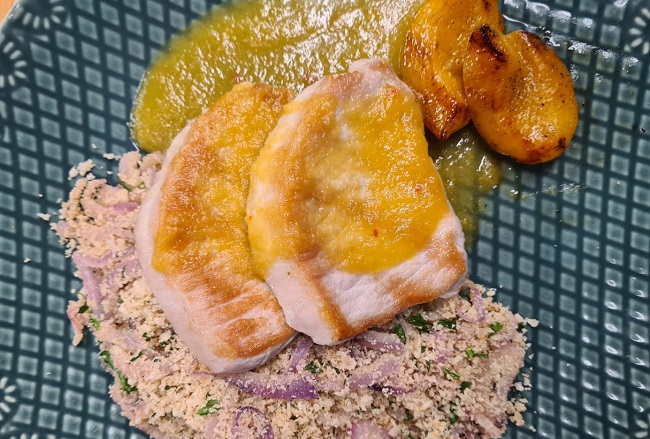 Lombo suíno com farofa de cebola roxa e molho de pêssego | Band Receitas