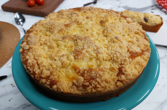 Bolo de goiabada com queijo e farofa | Band Receitas