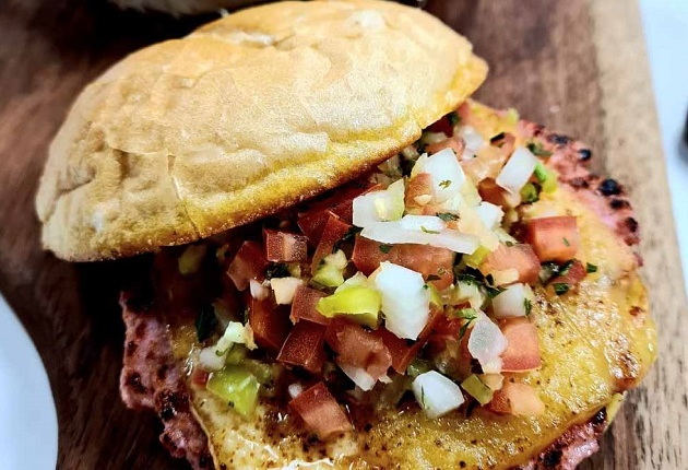 Hambúrguer suíno com vinagrete de pimenta-de-cheiro | Band Receitas