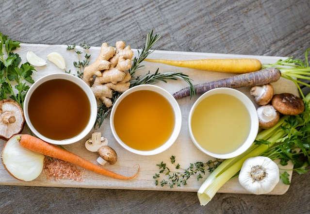 Como fazer um caldo de galinha e legumes muito saboroso? Chef ensina aqui