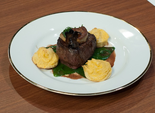 Tournedos rossini com batata duchesse, espinafre salteado e molho de vinho | Band Receitas