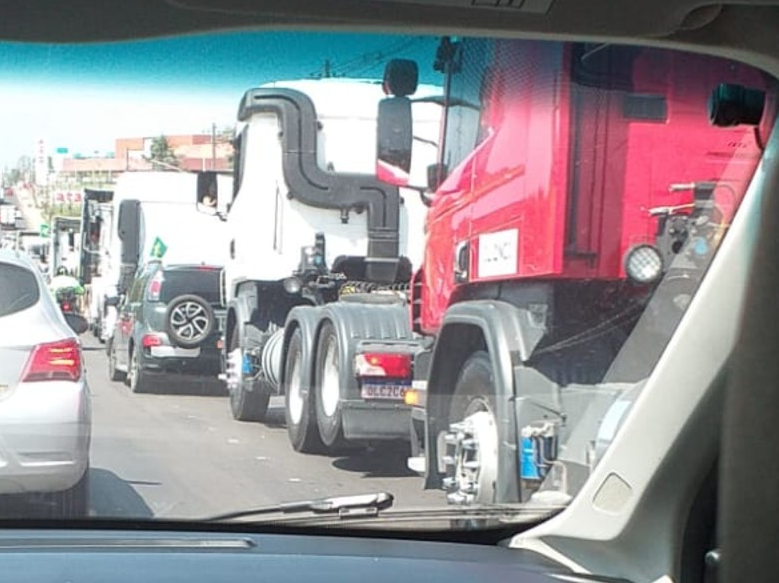 Caminhoneiros realizam manifestação pró-Bolsonaro nas principais vias de Manaus