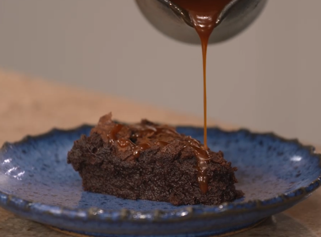 Bolo de chocolate: receita especial da chef Larissa Januário Sabor e Arte