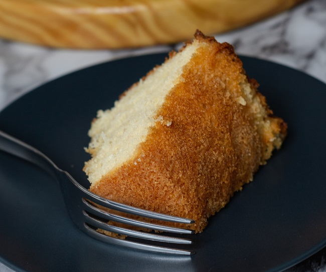 Feito no liquidificador, bolo de leite condensado é perfeito para o café em dias preguiçosos Unsplash