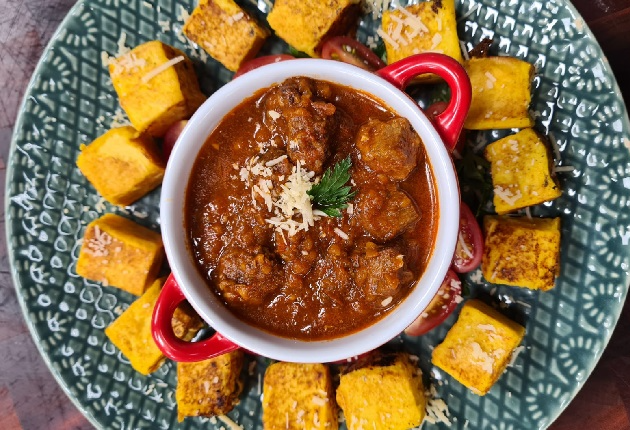 Dadinho de polenta grelhado com ragu de carne | Band Receitas