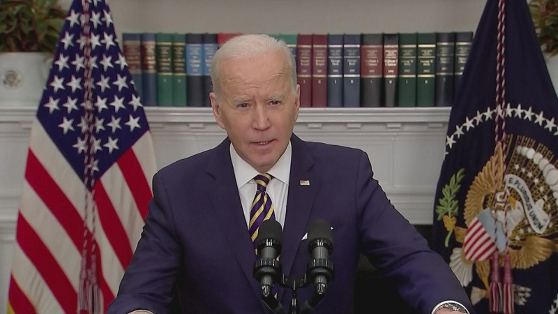 Biden proíbe petróleo russo nos EUA e lamenta alta de preços a americanos