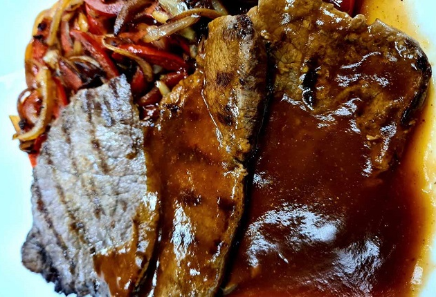 Bife acebolado com molho de refrigerante de cola | Band Receitas