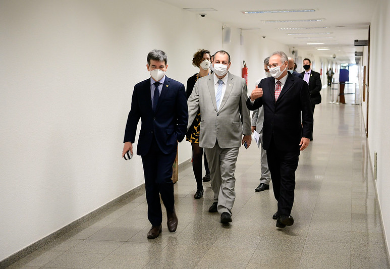 Senadores pedem que Bolsonaro se manifeste sobre encontro com Luis Miranda