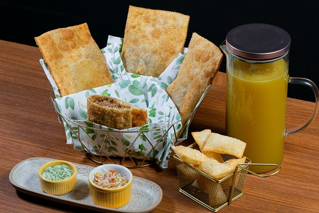 Pastel de carne com queijo, vinagrete de repolho e maionese verde | Band Receitas