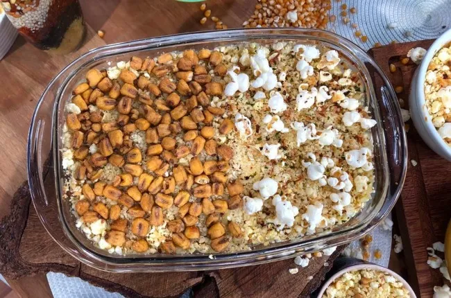 Escondidinho de pipoca com costela de porco e queijos | Band Receitas