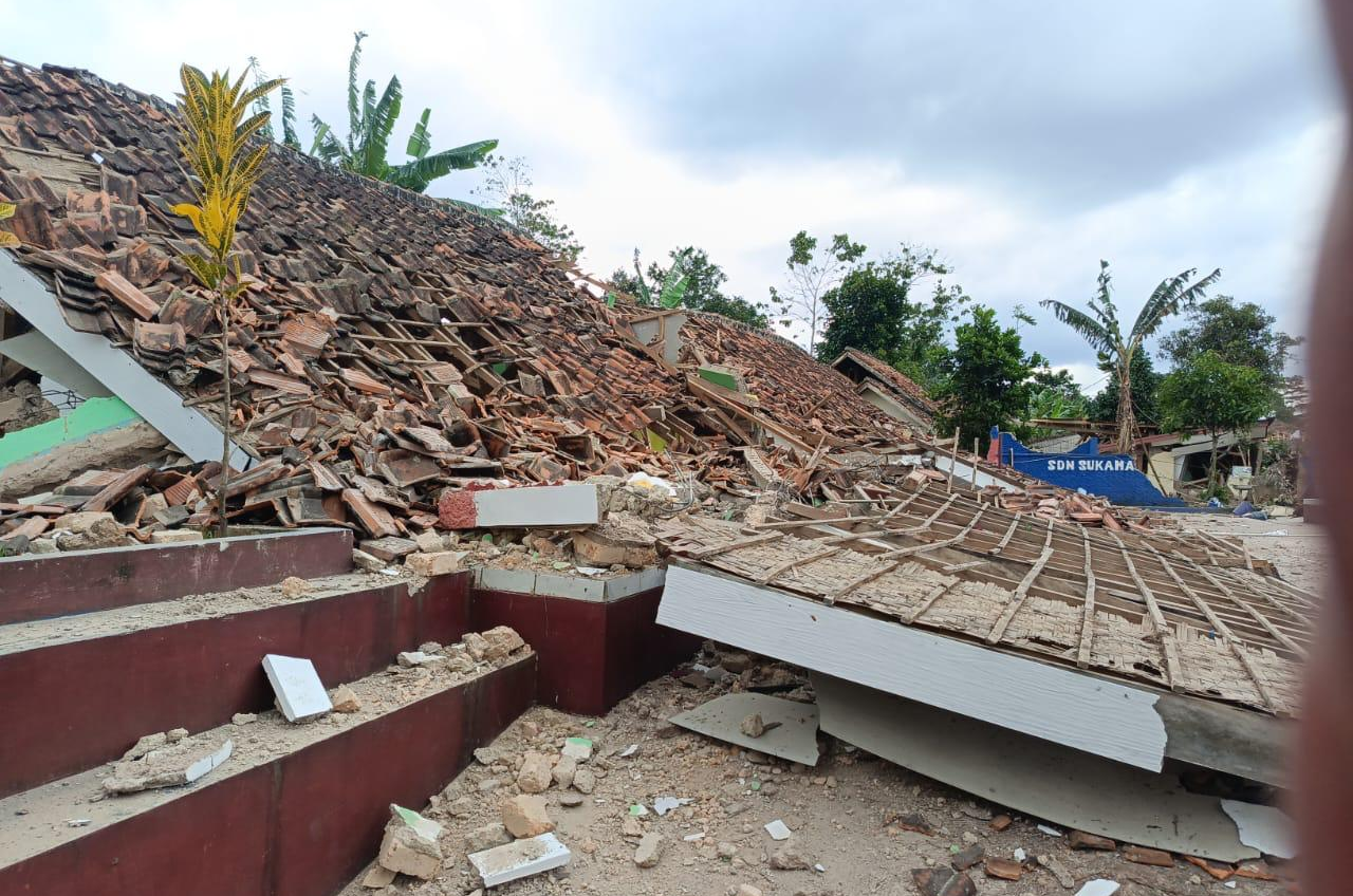 Terremoto de magnitude 5,6 deixa dezenas de mortos e feridos na Indonésia