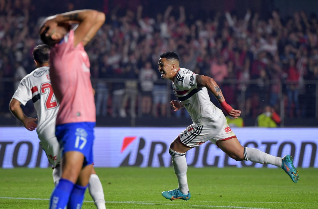 Em noite de goleada, São Paulo vence a Católica e avança às quartas da Sula