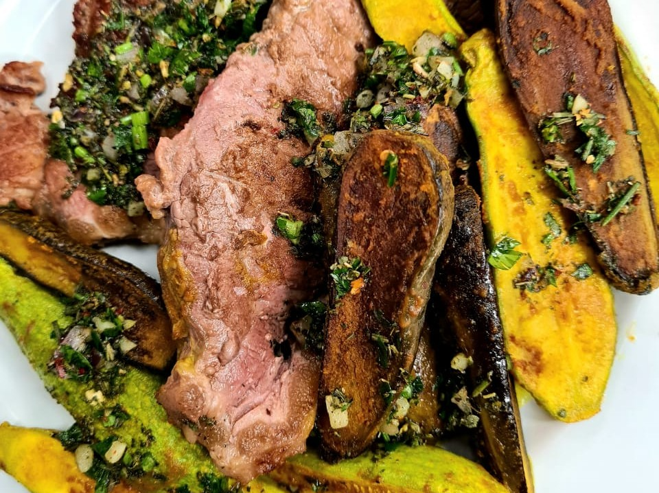 Contrafilé com chimichurri fresco e salteado de legumes | Band Receitas