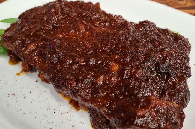 Costelinha suína na pressão com molho barbecue e onion rings | Band Receitas
