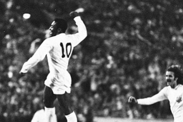 Santos desiste de aposentar camisa 10 do clube após vídeo de Pelé