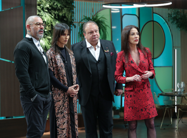 Jurados e Ana Paula Padrão no MasterChef Profissionais (Foto: Melissa Haidar/Band)