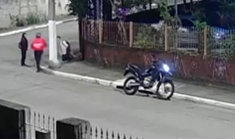 Vídeo mostra que jovem se ajoelhou antes de ser morto por falso entregador em SP