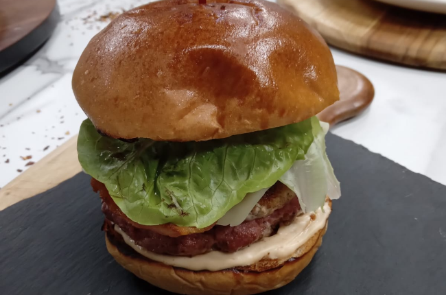 Hambúrguer de três carnes com maionese picante | Band Receitas
