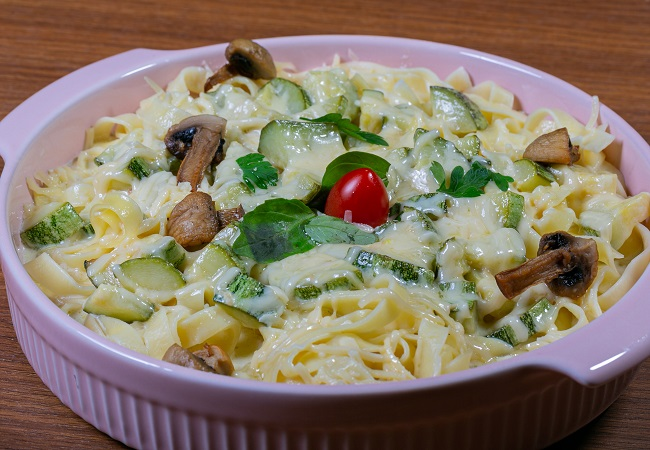 Fettuccine ao limone com chips de cogumelo | Band Receitas