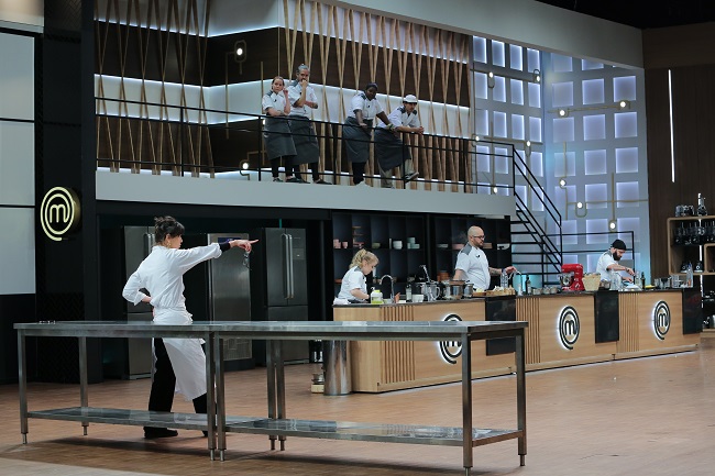 No meio ao caos da cozinha, Helena Rizzo chama Wilson e Diego, os melhores das outras provas, para ajudar
