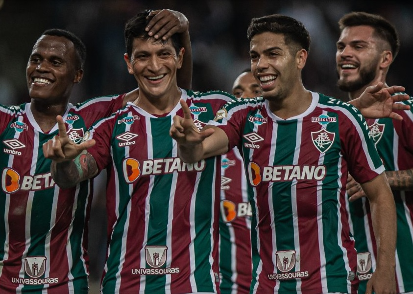 Fluminense goleia Coritiba e assume vice-liderança