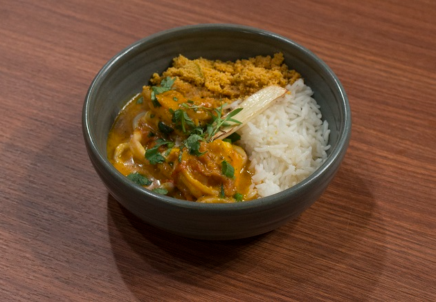 Moqueca de frutos do mar com farofa de pimenta | Band Receitas