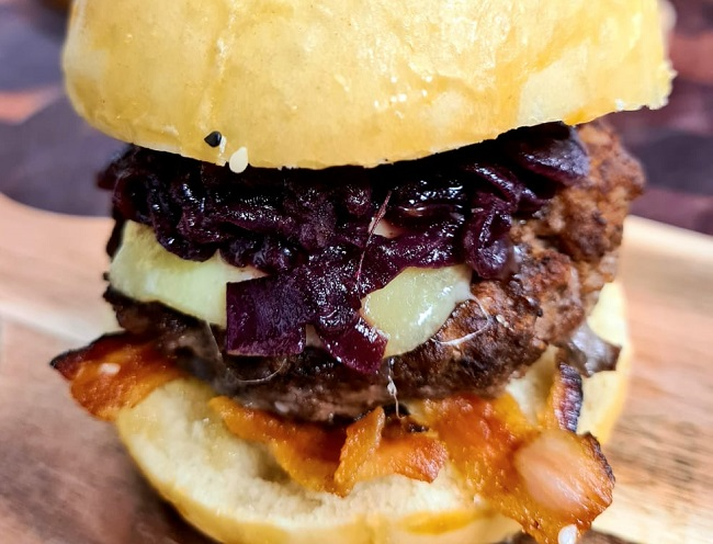 Hambúrguer com cebola ao vinho | Band Receitas