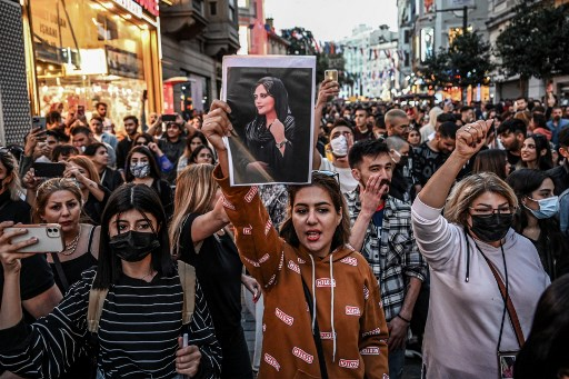 Por que o governo do Irã vem reprimindo com violência os protestos no país