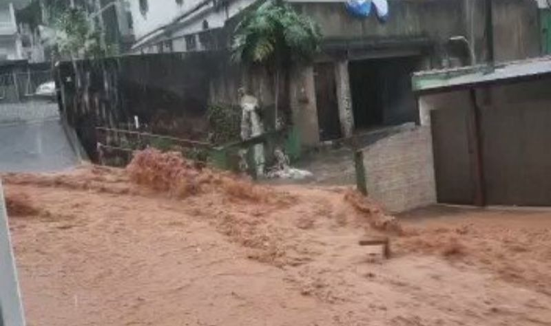Chuva alaga ruas e avenidas em Petrópolis; Defesa Civil aciona sirenes