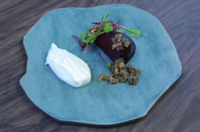 Beterraba em crosta de sal, creme de raiz forte e gremolata de pecã | Band Receitas