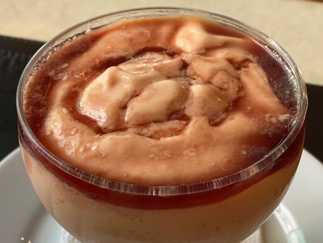Creme de papaia com licor de cassis é sobremesa clássica que não sai de moda Reprodução/Instagram (@caicara_pier_restaurante)