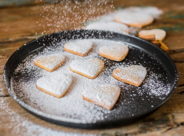 A chef confeiteira ensina sua receita de biscoito amanteigado Envato Elements