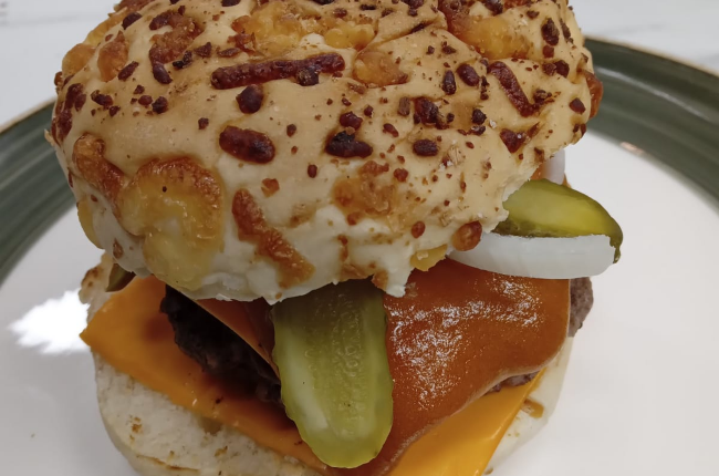 Hambúrguer de fraldinha com molho caipira | Band Receitas