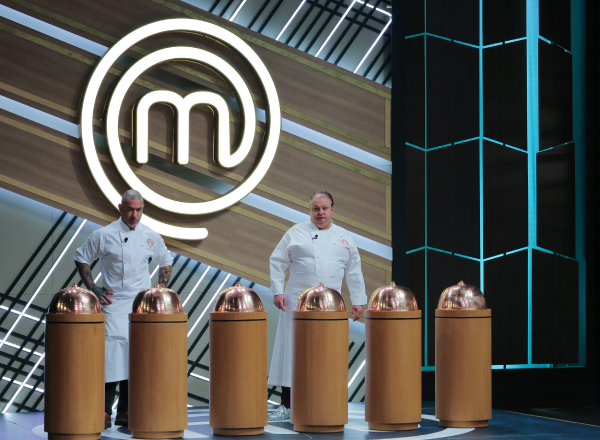 Fogaça e Jacquin viram adversários em prova de serviço no MasterChef