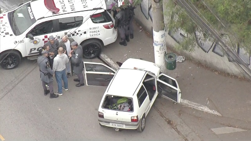 Pai que matou ex-esposa e filho a tiros diz que não sabia das crianças no carro