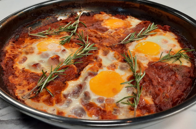 Shakshuka ao molho de calabresa | Band Receitas