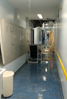 Rompimento de tubulação de água causa alagamento no Hospital Mário Gatti