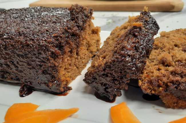 Bolo de cenoura americano com calda de chocolate | Band Receitas