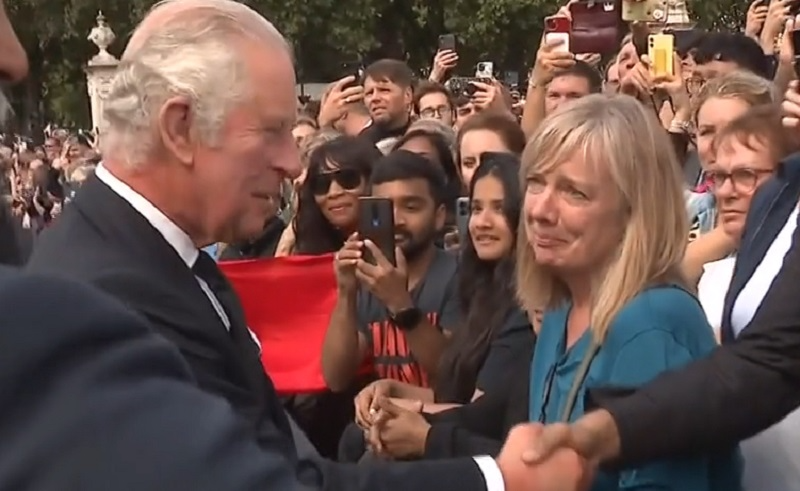 Vídeo: rei Charles III cumprimenta súditos em Londres; 1º discurso será à tarde