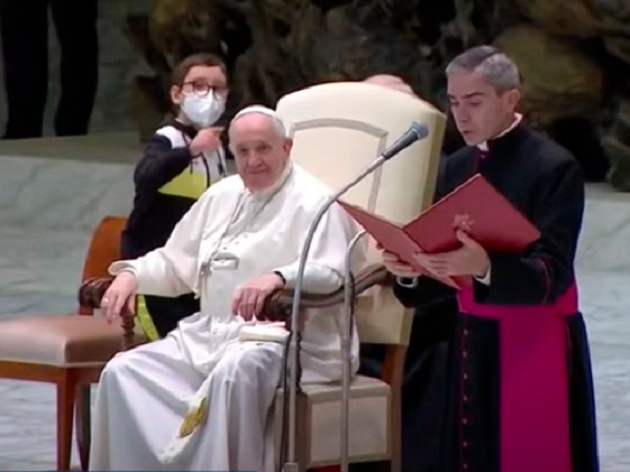 Menino ganha chapéu ao tentar pegar o do Papa Francisco: assista ao momento
