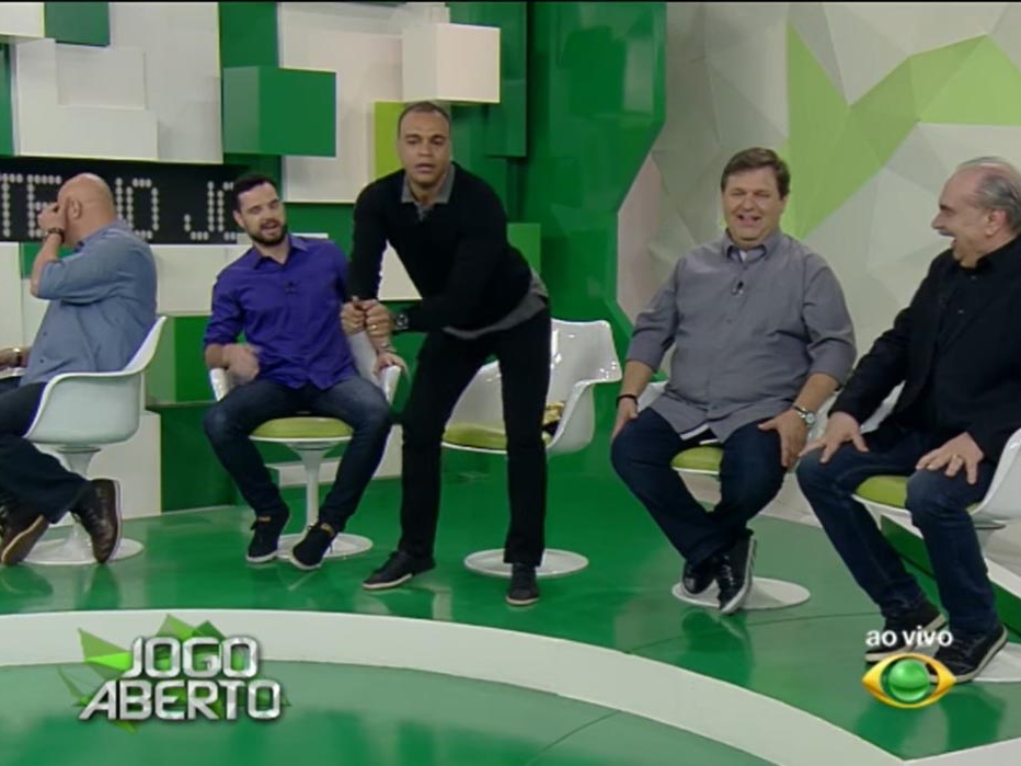 Vídeo: veja 5 vezes que Denílson perdeu a linha dançando no Jogo Aberto