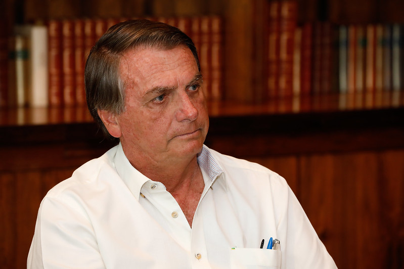"É possível que não haja necessidade de cirurgia", diz médico de Bolsonaro