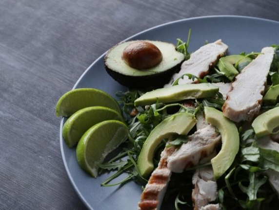 Salada com abacate e frango | Band Receitas