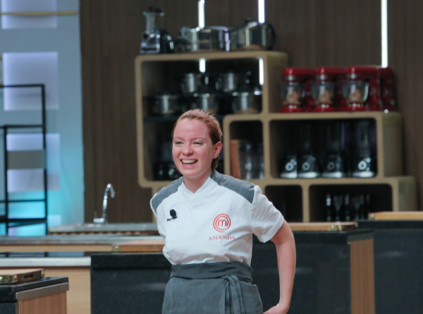 Ananda é eliminada do MasterChef, ganha broche de Jacquin e emociona Ana