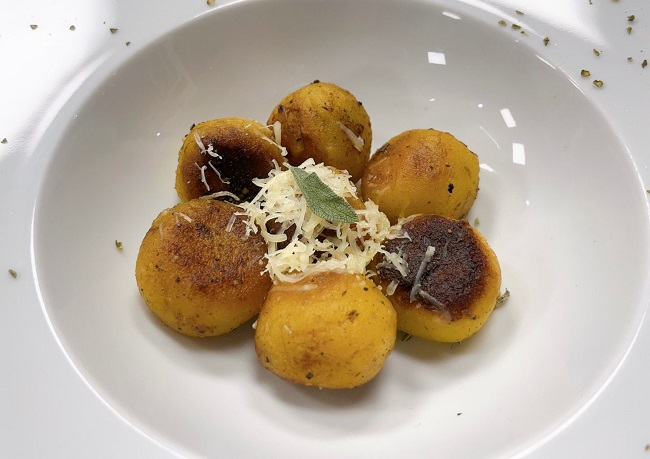 Nhoque de mandioquinha recheado com carne na manteiga de sálvia | Band Receitas