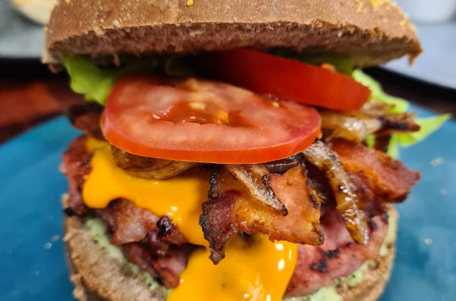 Hambúrguer de peito bovino com molho barbecue e maionese de bacon | Band Receitas